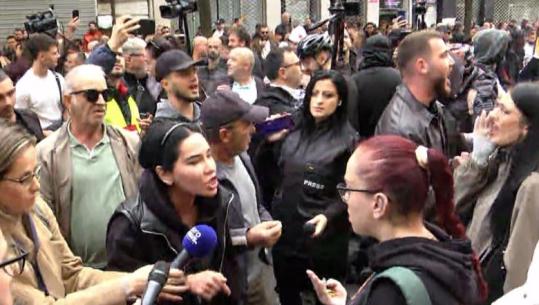 LIVE TV- Berisha mungon, fut militantët te protesta te Ministria e Arsimit: Ju duhet opozita! Të rinjtë i rrethojnë me kordon: Jo këtu, arrestoni kreun e PD