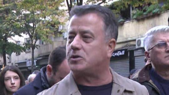 Protestuesit përzënë militantët e Berishës, Flamur Noka ia faturon Arlind Qorit: Nuk ikim nga sheshi, Qoristat do ta marrin përgjigjen një për një