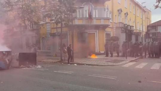 Pas djegies së koshave, protestuesit hedhin molotov dhe gurë drejt Ministrisë së Arsimit