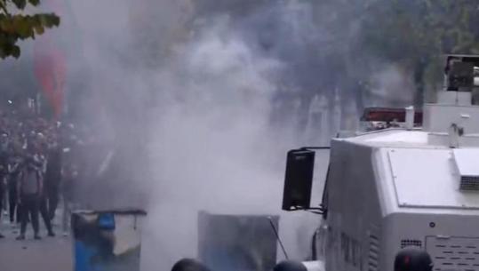 Protestuesit zjarr koshave të mbeturinave, policia hedh ujë