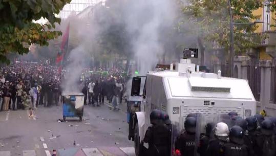 Protestuesit e maskuar sulme me gurë e molotovë në drejtim të efektivëve, Policia ndërhyn me ujë me presion