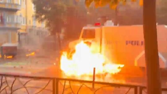 Flakë nën autobotin e ujit, protestuesit hedhin molotovë