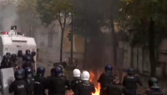 Protesta te Ministria e Arsimit/ Molotovët shpërthejnë në këmbët e efektivëve