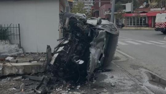Aksident në aksin Lezhë, 'Benzi' del nga rruga dhe përmbyset pas përplasjes me disa objekte! Plagoset drejtuesi i mjetit