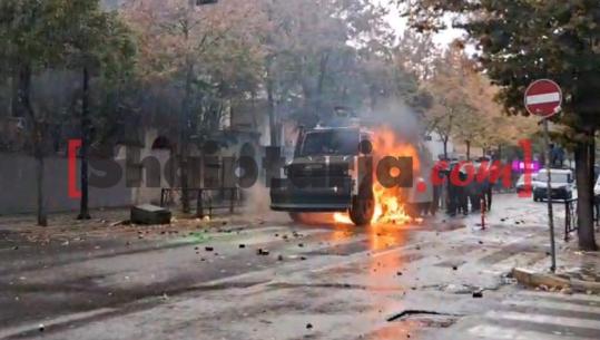 Përzunë militantët e PD, të rinjtë vijojnë protestën! Maskat sulme me gurë e molotovë drejt efektivëve, marshojnë te Kryeministria