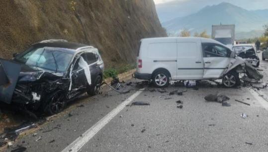 Aksident në aksin Gjirokastër-Tepelenë, përplasen tre automjete! Pesë persona të plagosur dërgohen me urgjencë në spital
