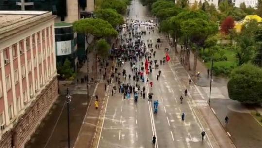 LIVE TV- Tkurret protesta, vetëm një grup i vogël para Kryeministrisë! Maskat sulme me gurë e molotovë drejt efektivëve te Ministria