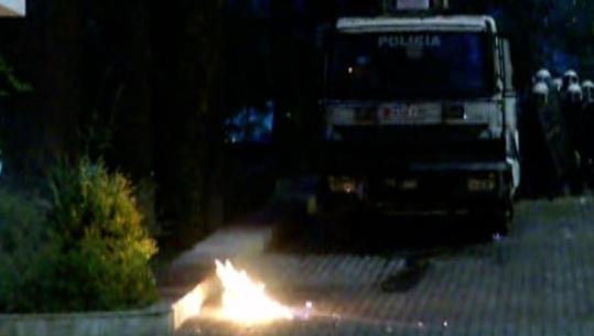 Protestuesit molotovë policisë, i kundërpërgjigjen me ujë