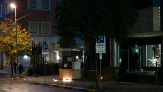 Protestuesit molotovë Kullave Binjake, policia shuan flakët, thirrje për distancim nga dhuna