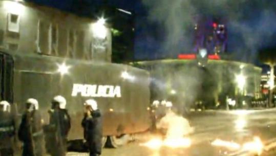 Sërish sulme autobotit të policisë, protestuesit i hedhin molotovë