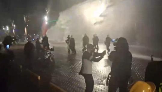 Uji shpërndan protestuesit, policia merr ‘kontrollin’ e bulevardit