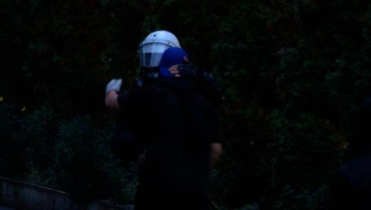 Ana ‘tjetër’ e protestës, përqafim mes protestuesit e policit