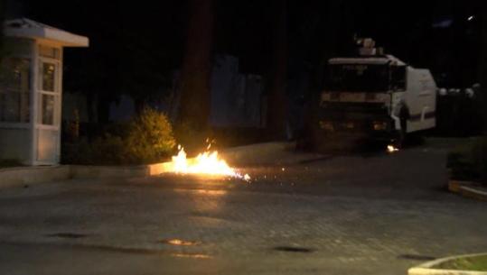 Protestuesit molotovë policisë, i spraps me ujë