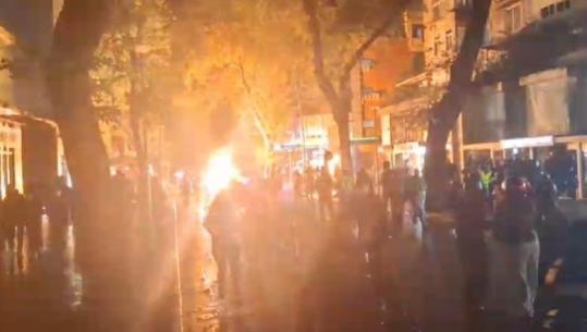 Protestuesit shpërndahen nëpër rrugë, hedhin molotovë te ‘Myslym Shyri’! Policia marshim