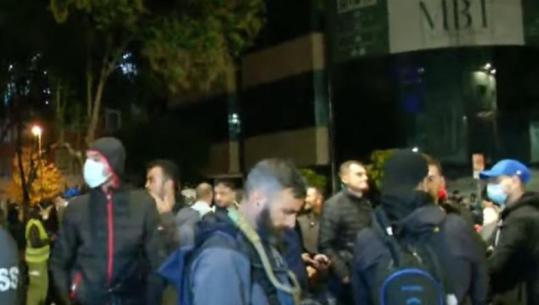 Një grup i vogël protestuesish rikthehen te Kryeministria, policia reagon me spraj, lëndohet edhe një gazetare! Qytetari kërkon ndryshimin e Kushtetutës