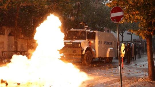 LIVE TV- Tkurret protesta, një grup i vogël protestuesish kthehen para Kryeministrisë! Maskat sulme me gurë e molotovë drejt efektivëve, shpërndahen me ujë