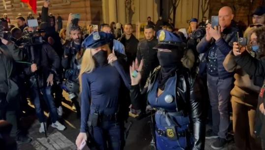 Protestueset ironizojnë me veshjet e policisë për Halloween: Maska më e frikshme