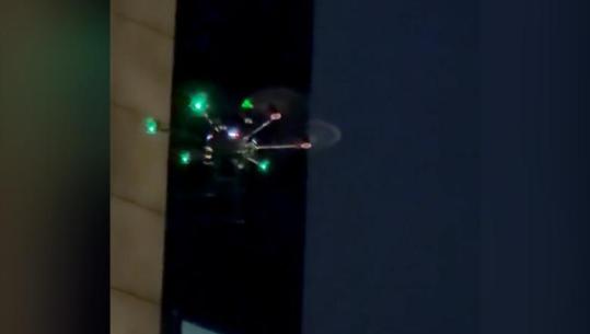 Lazerë dronit të policisë, momenti kur protestuesit e rrëzojnë