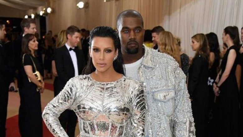 Pse Kanye West i qëndron prapa Kim Kardashianit në fotografi? Ja arsyeja
