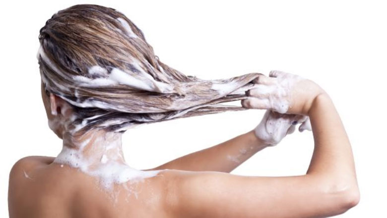 'Efekti magjik' para se ti lani flokët hidhni kripë brenda shampos