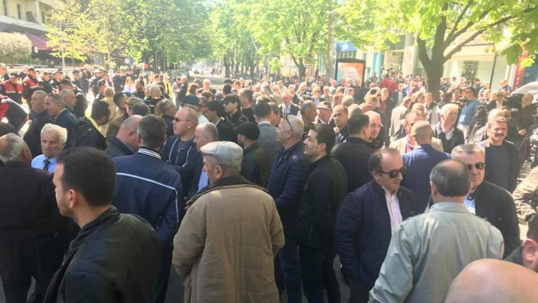 “Rruga e Kombit”, vijon protesta për të ndaluarit para Drejtorisë së Policisë në Tiranë