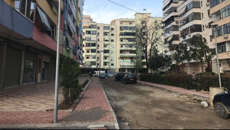Nga një shesh parkimi e balte në kënd lojërash, Bashkia nis rehabilitimin e një tjetër blloku në Tiranë