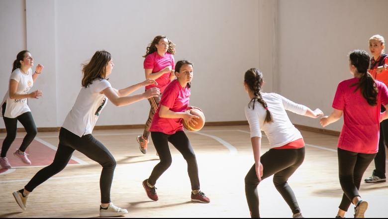 Nis në Tiranë projekti “Shkolla Qendër Komunitare”, si të aplikoni për të shfrytëzuar ambientet sportive
