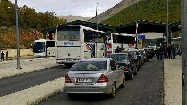 Rradhë automjetesh në Kapshticë, emigrantët: Vijmë për të festuar, rrezikojmë vendet e punës