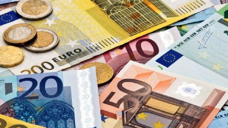 Rënia e euros, si po ndikohen këstet e kredisë, çmimet e shtëpive, pagat dhe udhëtimet