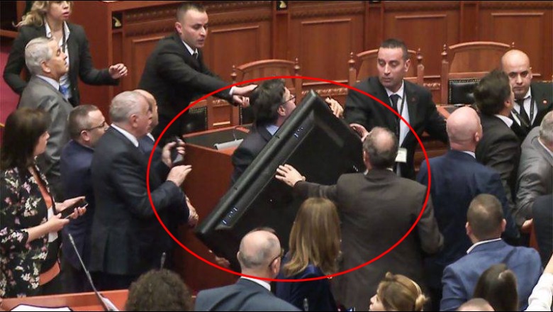 Video/ Momenti kur Edi Paloka tenton të qëllojë me televizor në Kuvend!