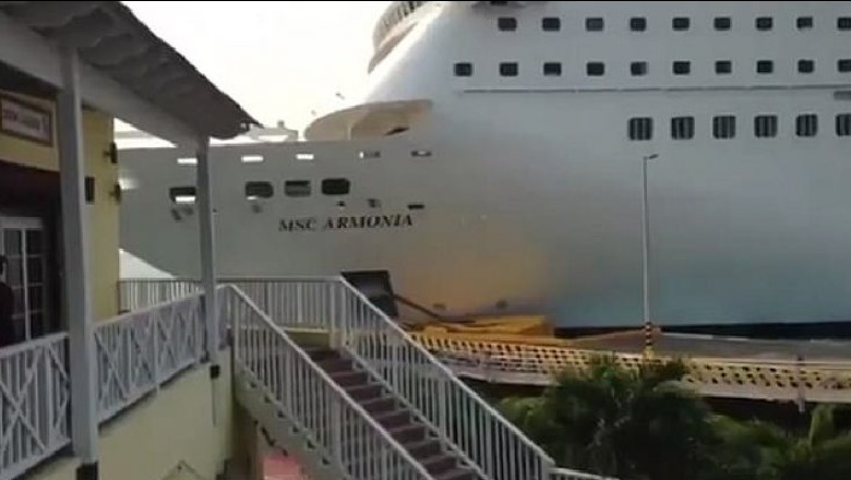 VIDEO/Anija gjigande del nga porti dhe përplaset me ndërtesat