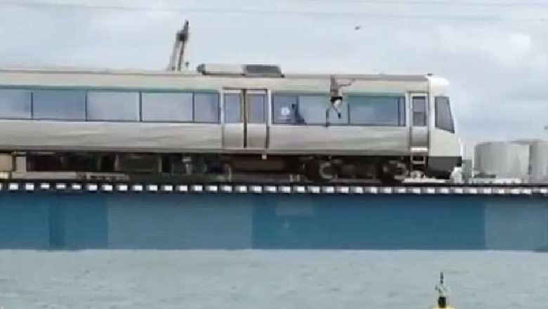Australi, i riu hidhet nga treni në lëvizje në det, rrezikon jetën /VIDEO