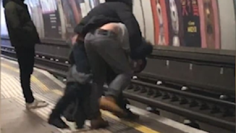 Londër, bien në shinat e trenit teksa përleshen, i shpëtojnë udhëtarët/VIDEO