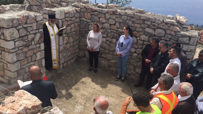 Rikthehet paqja/ Prifti orotodoks bekon kishën në fshatin e Edi Ramës (Foto)