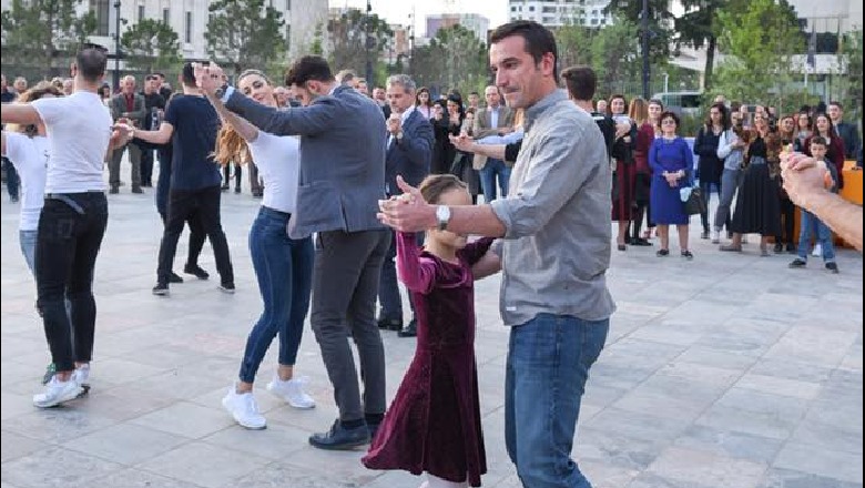 Vjen për herë të parë në Tiranë “Ballo Vjeneze”, ja partnerja që e shoqëron Veliajn në prova