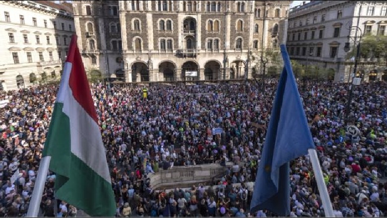 Hungari, mijëra njerëz protestojnë kundër qeverisë së ri-zgjedhur të Orban