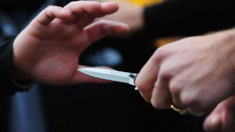 Plagos me thikë 3 persona pas sherrit në lokal, arrestohet autori në Divjakë