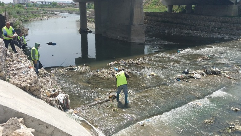 Pastrohen mbetjet e hedhura në lumin e Tiranës