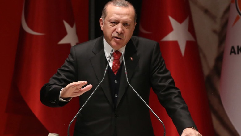 VD/ 'Luftë' në Kuvendin e Turqisë, Erdogan del nga salla me truproja