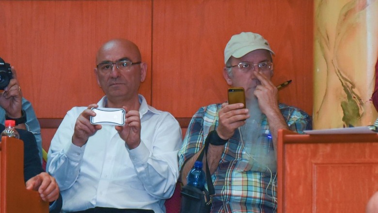 FOTO-LAJM/ Kastriot Çipi shkel ligjin, pi cigare në sallën e Këshillit Bashkiak