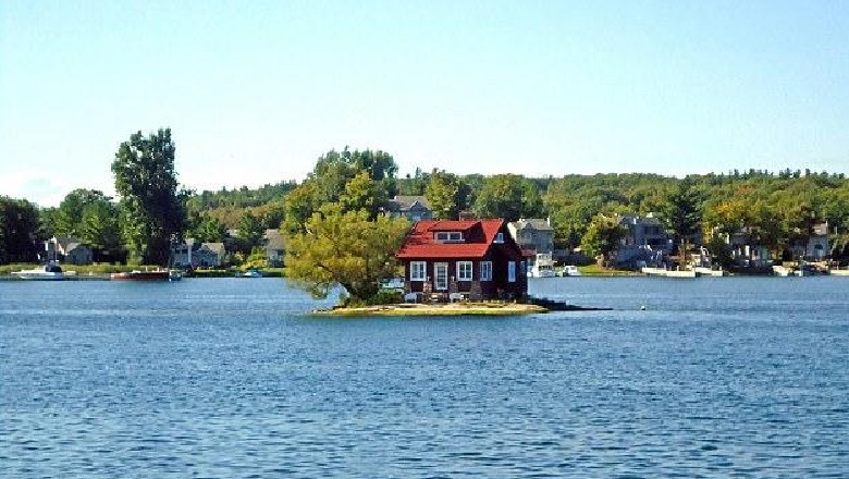 Ishulli më i vogël në botë, me një shtëpi dhe një pemë