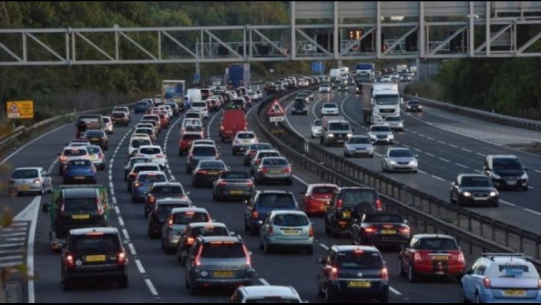 Britania do të ndalojë makinat me naftë e benzinë
