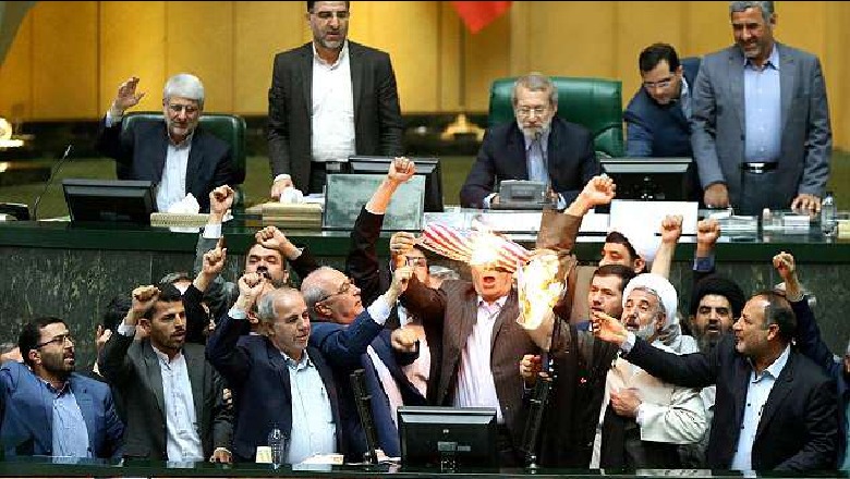 Video/ Deputetët iranianë djegin flamurin amerikan në parlament