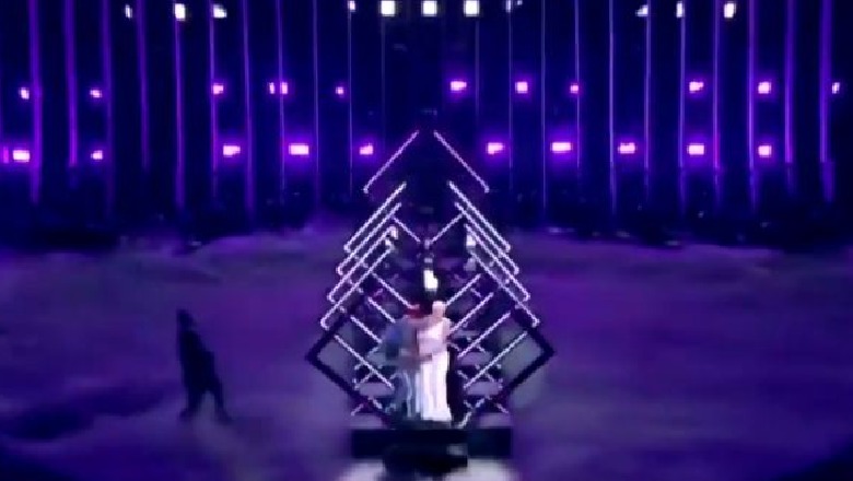 Skandal në Eurovizion, spektatori i rrëmben mikrofonin këngëtares britanike/VIDEO