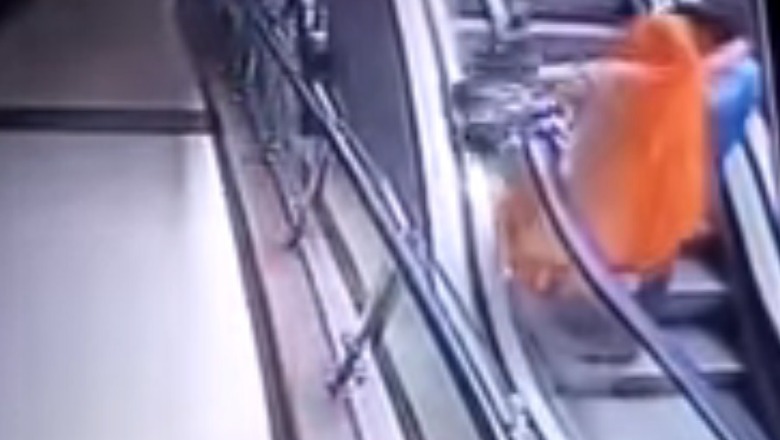 Momenti i tmerrshëm i nënës që ‘bën selfie” në shkallë lëvizëse, i bie foshnja nga dora/VIDEO