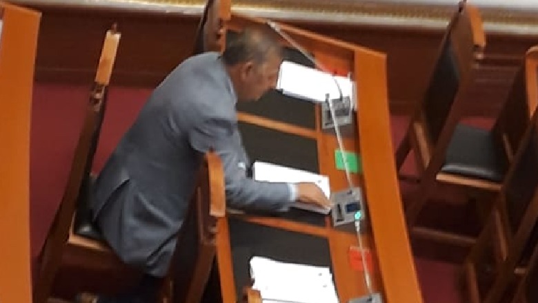 Deputeti i LSI “bojkoton” sërish opozitën, nuk largohet nga parlamenti