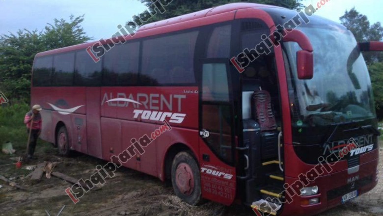 Vlorë, bllokohet nga balta një autobus me mbi 30 turistë italianë në Zvërnec