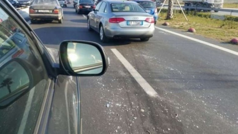 Kaos në autostradën Tiranë- Durrës, përplasen tre makina, trafiku bllokon rrugën