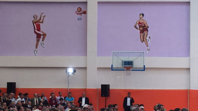 FOTO/Rama sheh veten i pikturuar si basketbollist në palestrën e famshme të Tepelenës