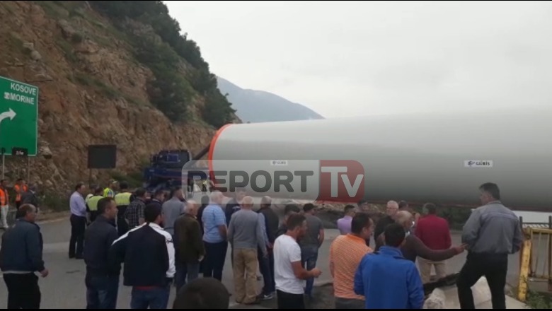 Kukës, trajlerat 30 m të gjatë bllokojnë Urën e Drinit të Zi, trafik i rënduar/VD